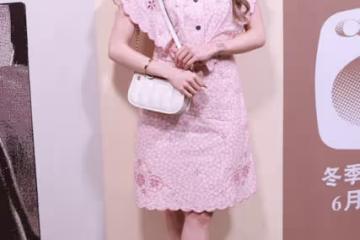 程曉玥離開鄭愷之後過得更精緻了，穿印花裙秒變小女人，真甜美