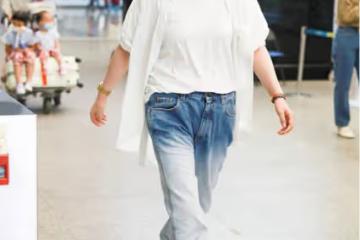 海清真沒什麼中年女人的影子，一身穿著好清爽，說30歲也不過分