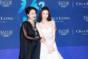 王姬歲數大了也不耽誤貌美，和女兒站在一起好像姐妹，看著真年輕