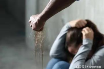 女子在店裡吃餃子,突然衝出一個男人抓住她,還好老闆救了她