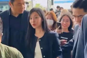 金智媛準備來台！「現身仁川機場狂比心」　手上一物超敬業