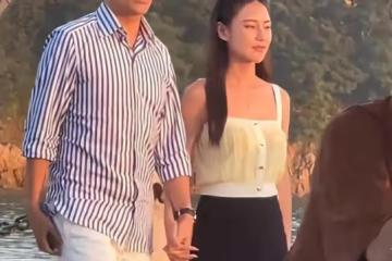 汪小菲Mandy海邊看夕陽，夫妻十指緊扣，還穿著一雙情侶鞋