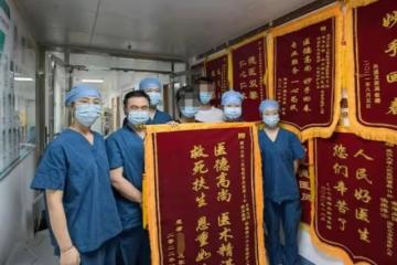 回顧：腦死亡少女捐獻器官，父母簽完協議書，主任：別捐我能救活