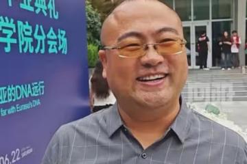 父親參加女兒畢業典禮,發現她有對象:本想給她驚喜,結果成驚嚇