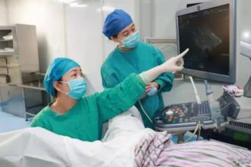 2015年,43歲母親把子宮移植給22歲女兒,8年過去她們怎麼樣了
