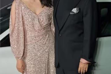 黃磊和妻子還挺有夫妻相的，可孫莉穿長裙太年輕，像少女似的