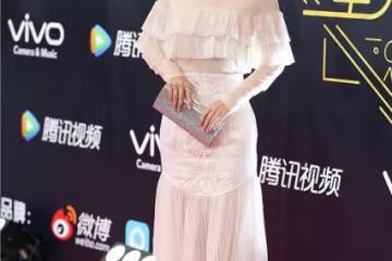 感覺吳倩在硬凹女人味，即使穿很女人的裙子，臉蛋都很青澀