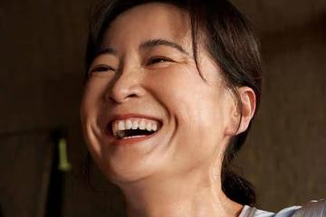 賈玲又官宣代言,宣傳片玩「上衣失蹤」,露出腹肌卻忘了遮住脖子