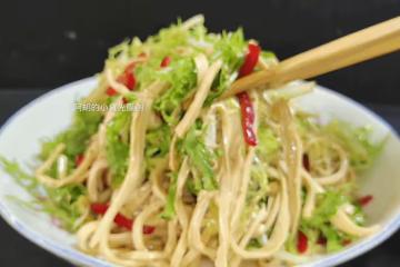 黃瓜苦瓜先靠邊，夏天這菜使勁吃！拌一拌分分鐘上桌，一口清涼解膩、滿口脆嫩