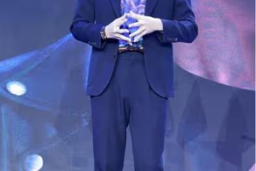 李現真是型男圈裡的「代表」，穿老氣西裝都不俗，配花襯衫更加分