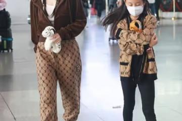 李小璐的打扮和她的年紀真不符,雖然衣服普通,可雙麻花辮是真嫩