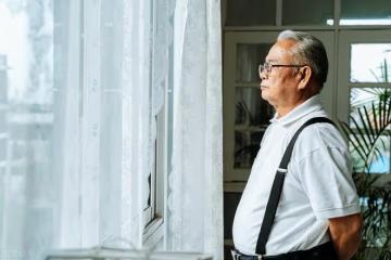 73歲丁克老人住養老院半年後,發出忠告:人這一生,一定要有孩子