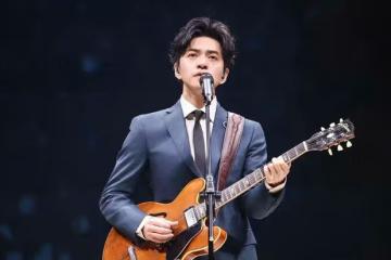 李健低調現身被誤認,熱心幫忙拍照展親和力,保養得宜顯年輕