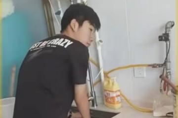 男生查分後默默去廚房做飯，媽媽一看秒懂：高考估分600隻考397分