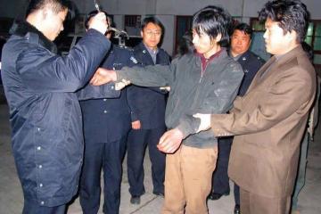 2005年,男死囚犯黃某被執行槍決前的5個小時,微笑擺手告別獄友