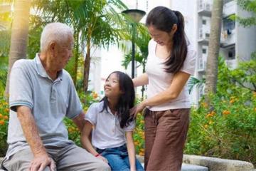 結婚前夜養父拉我進房間,完事後塞給我一張銀行卡,我痛哭流涕!