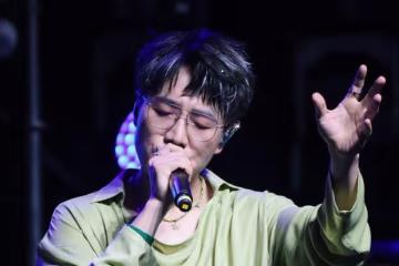 王錚亮低調現身小學典禮,以家長身份獻唱,引發熱議