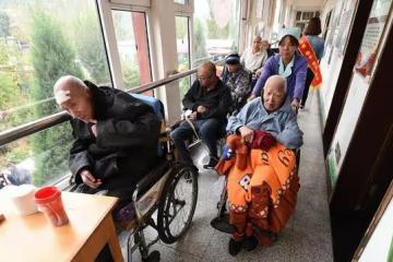 回顧晚年不能自理時,怎樣才能舒服度過餘生?聰明的老人如此解決