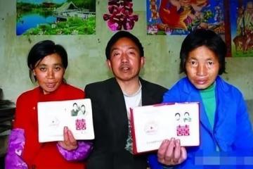 鄉村老漢有兩老婆,同住一屋檐,兩個女人竟都有「合法結婚證」
