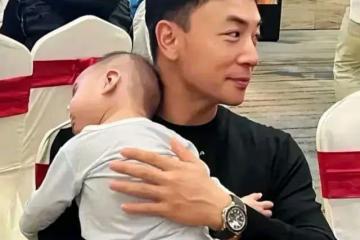 感謝何潔！分手後釋小龍身價過億，抱兒子參加宴席，妻子高挑火辣