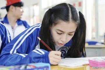 baby復出無望！被《跑男》馬賽克！原因曝光太無奈，本人國外散心