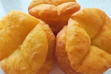 麵粉里加點溫水，飯碗一扣，個個蓬鬆鼓大泡，比油條簡單更好吃