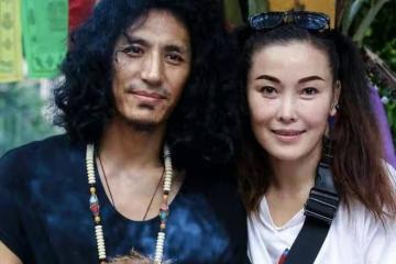 回顧20歲西藏小伙，愛上大9歲深圳女強人，追求23年才結婚，為啥