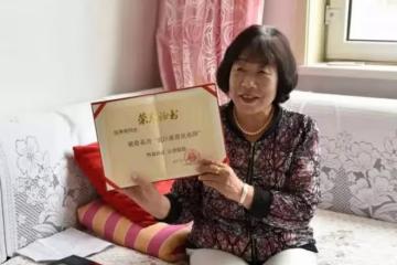 1981年,內蒙古老師花一半工資給學生買鞋,26年後他送老師一套房