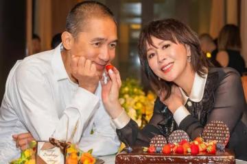 梁朝偉62歲生日，梁媽媽和妹妹罕見出鏡，劉嘉玲舉香檳慶祝