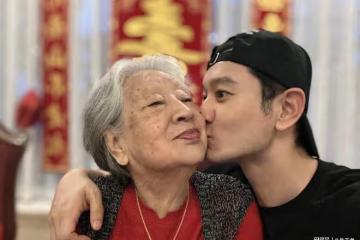 黃曉明姥姥96歲大壽!身材暴瘦惹人疼,苦了小海綿幫拍照忙前忙後