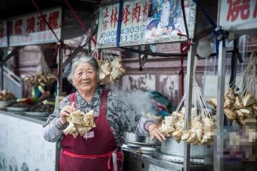 卸不下的擔子！93歲嬤包粽50年「咬牙養3憨兒孫」　揭坎坷身世「出生42天被賣掉」如今已看開