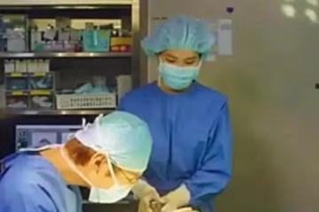 女子割雙眼皮失敗，無理取鬧要槍斃醫生，網友看過照片後：斃了