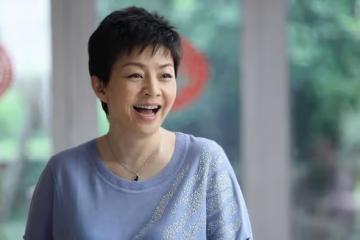 宋丹丹度假曝光神秘老伴,幸福家庭引關注,再婚生活美滿如初