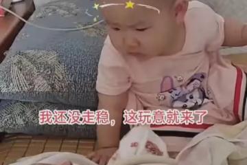 姐姐看著剛出生的弟弟,我還不會跑咋又來一個,網友:一年生倆娃