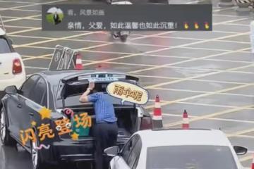 父親在大雨中找傘，只為女兒不被淋：父愛無聲，永遠是堅強的後盾