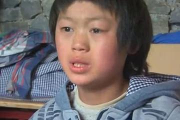 回顧14歲男孩獨守大山6年，只有一頭豬陪伴，每年僅有500元生活費