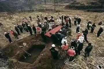 04年13歲女孩被人活生生配冥婚，被發現時身穿紅衣，已與死者合葬