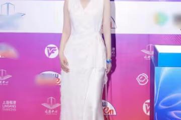 53歲閆妮出席活動,臉僵浮腫似蠟像,醫美痕跡「藏」不住了