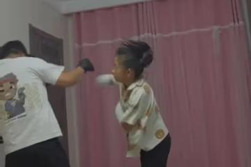12歲女兒學完散打半年,把爸爸「揍到」牆角直求饒,媽媽笑出鵝叫