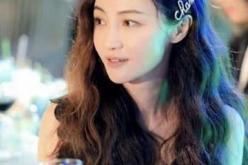 馬伊琍放過她吧!姚笛曬合影表情僵硬動作拘謹,自曝已3年未化妝