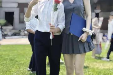 PGone竟然缺席！李小璐參加11歲甜馨小學畢業禮，母女同框似姐妹