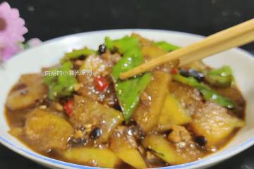 適合夏天吃的家常菜，一炒一燜才夠味！便宜又好做、特下飯，一個菜掃光一鍋飯