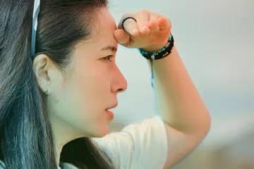 靳東老婆近照曝光,懟臉視角顏值超耐打,臉上零皺紋卻已滿頭白髮