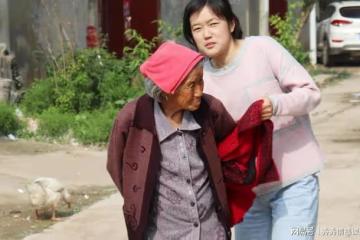 新婚老公車禍去世，爸媽勸我另嫁，聽了婆婆的話，我堅決留了下來