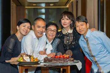 梁朝偉全家福曝光,劉嘉玲緊貼婆婆為他慶生,偉仔白髪比媽媽還多