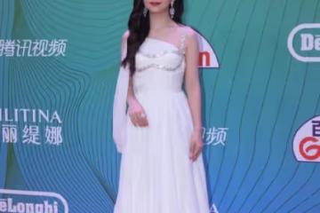 譚松韻的童顏臉太出圈了，即使穿得很女人，也擋不住本身的清純感