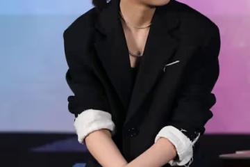 感覺張子楓穿黑西裝有點違和,看上去有點老套,顯得過於成熟了