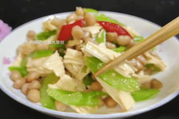腐竹和它絕配，花錢不多吃得香！天熱經常拌一盤，一口清爽不膩、清香開胃