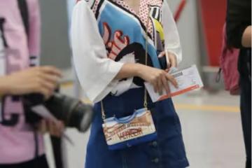 生圖下的譚松韻顏值也抗打,穿印花襯衫配半身裙,美成了18歲少女