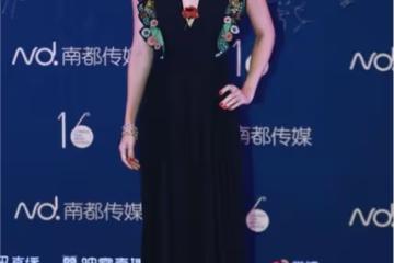 章子怡還是一如既往地會穿，在黑裙上加點花，不僅不老土還挺吸睛